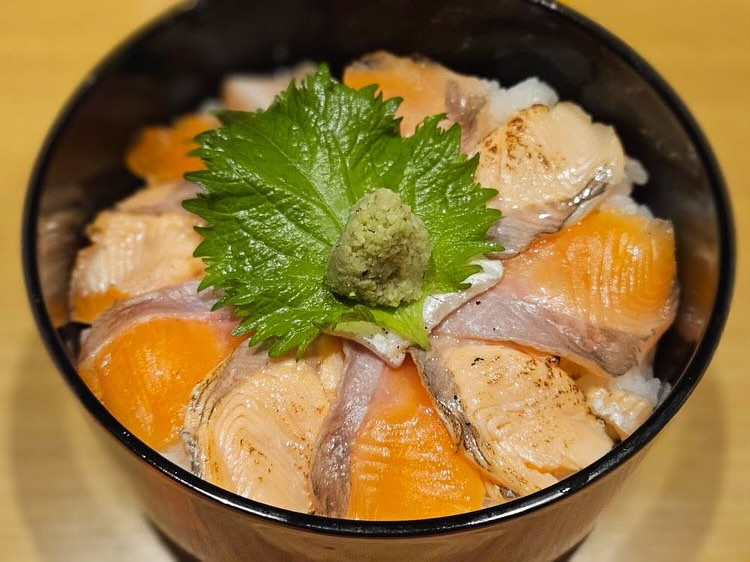 ビワマス丼、激うまです